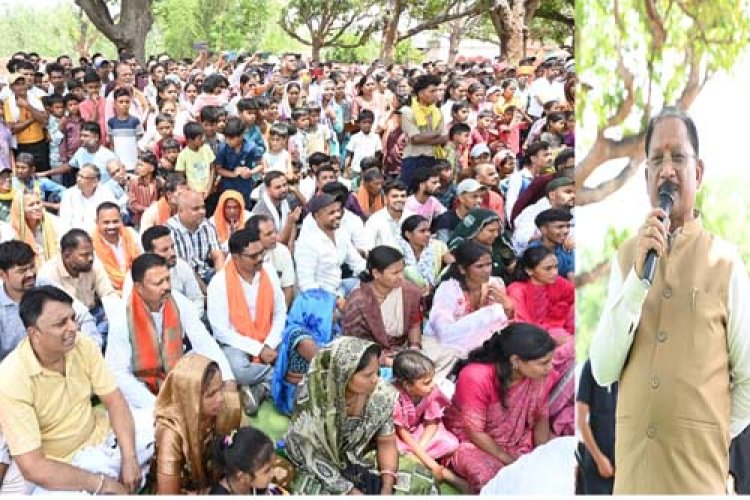 आम की छांव में मुख्यमंत्री की चौपाल : खाट पर बैठे, ग्रामीणों की सुनी बात, मौके पर दिए समाधान