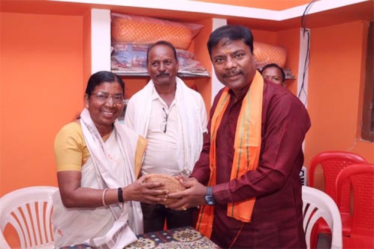 पद्मश्री डॉ. बुधरी ताती से भेंट कर वनमंत्री केदार कश्यप ने किया सम्मानित