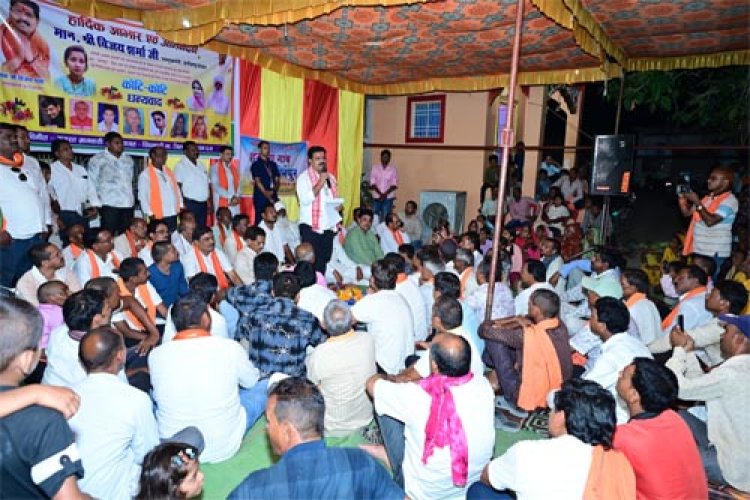 गधहाभाटा अब कहलाएगा ‘सोनपुर, उप मुख्यमंत्री विजय शर्मा ने ग्रामवासियों को सौंपी राजपत्र की प्रति