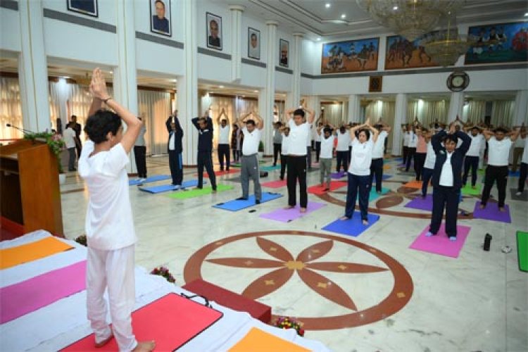 अंतर्राष्ट्रीय योग दिवस पर लोकभवन में किया गया योगाभ्यास