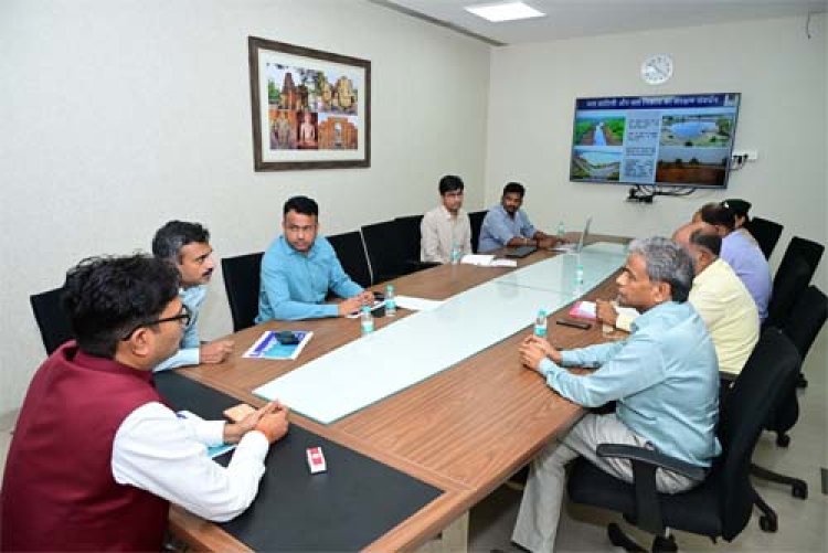 नवा रायपुर को हरित एवं पर्यावरण अनुकूल बनाने के लिए वृक्षारोपण कार्यों की हुई समीक्षा