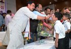 केंद्रीय राज्य मंत्री तोखन साहू और उप मुख्यमंत्री अरुण साव ने नवप्रवेशी बच्चों का तिलक लगाकर किया आत्मीय स्वागत, न्योता भोज में साथ में किया भोजन
