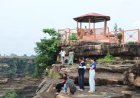 बृहस्पतिकुंड और ग्लास ब्रिज पर बढ़ा खतरा, प्रशासन की लापरवाही से पर्यटकों की जान जोखिम में