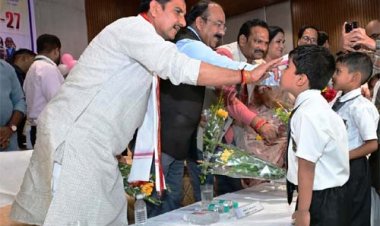 केंद्रीय राज्य मंत्री तोखन साहू और उप मुख्यमंत्री अरुण साव ने नवप्रवेशी बच्चों का तिलक लगाकर किया आत्मीय स्वागत, न्योता भोज में साथ में किया भोजन