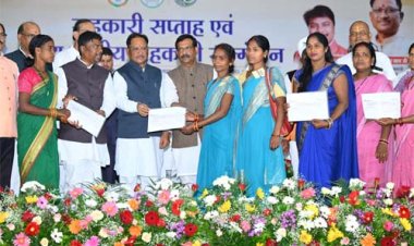 मुख्यमंत्री विष्णुदेव साय ने जशपुर के वन धन विकास केंद्र पंचक्की की महिला स्व-सहायता समूह को किया सम्मानित