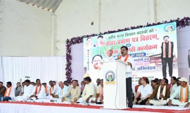 उप मुख्यमंत्री विजय शर्मा ने किसानों को वितरित किए शेयर प्रमाण पत्र