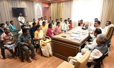 उप मुख्यमंत्री विजय शर्मा ने नक्सल प्रकरणों की वापसी को लेकर बस्तर के युवाओं से की मुलाकात