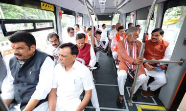 मुख्यमंत्री डॉ. यादव, मंत्रीगण सहित ई-बस से पहुंचे जगदीशपुर