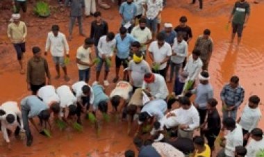 मड़वा घाटी सड़क निर्माण की मांग तेज, सैकड़ों ग्रामीणों के साथ सड़क पर हुई धान रोपाई