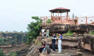बृहस्पतिकुंड और ग्लास ब्रिज पर बढ़ा खतरा, प्रशासन की लापरवाही से पर्यटकों की जान जोखिम में