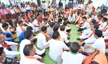 जमीन पर बैठकर उपमुख्यमंत्री विजय शर्मा ने सुनी ग्रामीणों की बात, करोड़ों रुपये के विकास कार्यों की दी सौगात
