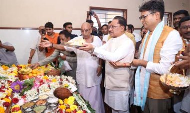 गुरु पूर्णिमा पर मुख्यमंत्री ने अघोर गुरु पीठ बनोरा में किए गुरु दर्शन, बाबा प्रियदर्शी राम से लिया आशीर्वाद