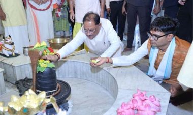 मुख्यमंत्री विष्णु देव साय ने कैलाशपति धाम में किया जलाभिषेक: भगवान मनकामेश्वर महादेव से प्रदेश की सुख-समृद्धि एवं खुशहाली की कामना