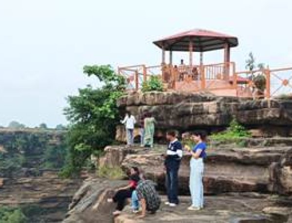 बृहस्पतिकुंड और ग्लास ब्रिज पर बढ़ा खतरा, प्रशासन की लापरवाही से पर्यटकों की जान जोखिम में