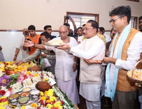 गुरु पूर्णिमा पर मुख्यमंत्री ने अघोर गुरु पीठ बनोरा में किए गुरु दर्शन, बाबा प्रियदर्शी राम से लिया आशीर्वाद