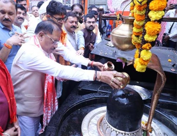 गुरु पूर्णिमा पर कोसमनारा पहुंचे मुख्यमंत्री विष्णु देव साय, सत्यनारायण बाबा धाम में की पूजा-अर्चना