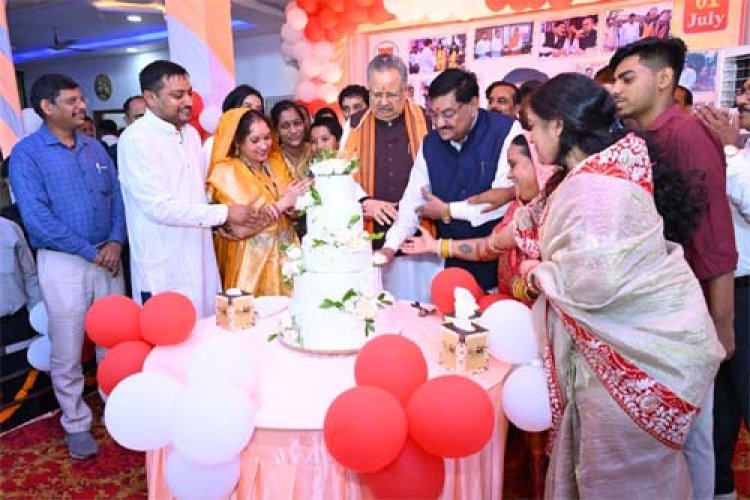 रिमझिम फुहारों के बीच सादगी और आत्मीयता से मना खाद्य मंत्री दयालदास बघेल का जन्मोत्सव