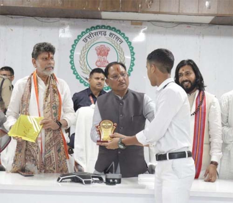 मुख्यमंत्री विष्णुदेव साय ने मेधावी विद्यार्थियों का किया सम्मान