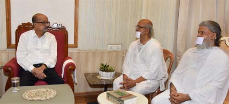 राज्यपाल डेका से सर्वाेदय शांति पदयात्रा के संतों ने की सौजन्य भेंट