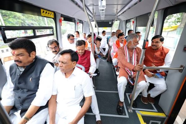 मुख्यमंत्री डॉ. यादव, मंत्रीगण सहित ई-बस से पहुंचे जगदीशपुर