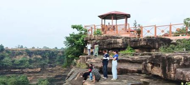 बृहस्पतिकुंड और ग्लास ब्रिज पर बढ़ा खतरा, प्रशासन की लापरवाही से पर्यटकों की जान जोखिम में