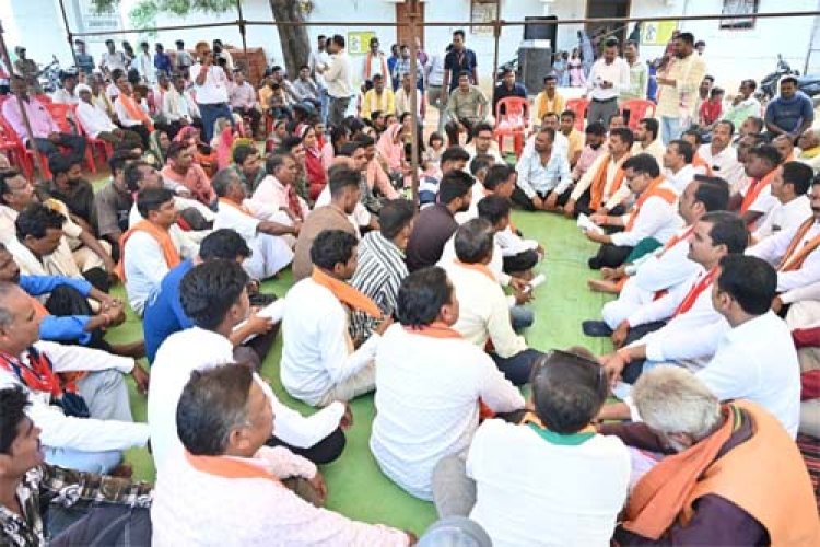 जमीन पर बैठकर उपमुख्यमंत्री विजय शर्मा ने सुनी ग्रामीणों की बात, करोड़ों रुपये के विकास कार्यों की दी सौगात