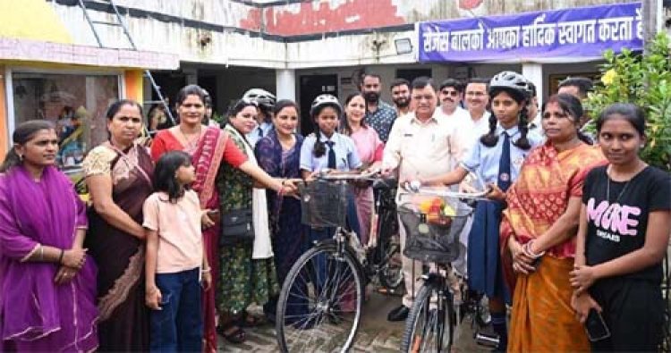 शाला प्रवेशोत्सव में उद्योग मंत्री लखनलाल देवांगन ने किया विद्यार्थियों का आत्मीय स्वागत