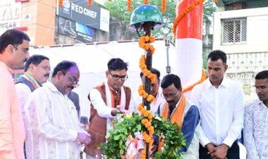 वित्त मंत्री ओपी चौधरी ने शहीद स्मारक पहुंचकर अमर जवानों को दी श्रद्धांजलि