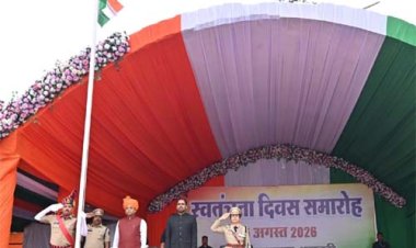 धमतरी में 80वां स्वतंत्रता दिवस समारोह : विधायक अजय चंद्राकर ने किया ध्वजारोहण