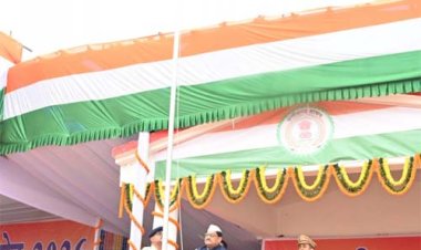 महासमुंद में जिले के प्रभारी एवं खाद्य मंत्री दयालदास बघेल ने किया ध्वजारोहण