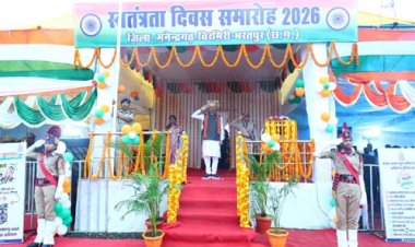 मनेंद्रगढ़ में शान से लहराया तिरंगा, स्वास्थ्य मंत्री श्याम बिहारी जायसवाल ने ली परेड की सलामी