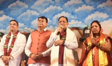 मुख्यमंत्री विष्णुदेव साय सपत्नीक शिव महापुराण कथा में हुए शामिल, व्यासपीठ की पूजा-अर्चना कर प्रदेशवासियों के कल्याण की कामना की