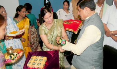 लाड़ली बहनों ने मुख्यमंत्री डॉ. यादव को बांधी स्नेह और विश्वास से भरी राखियां