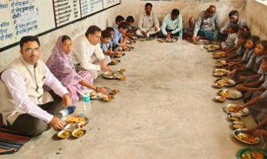 न्योता भोजन से बढ़ा बच्चों का उत्साह, शैक्षणिक प्रतिभा को मिला सम्मान