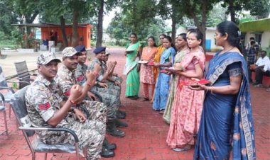 जिनसे कभी संघर्ष था, उन्हीं की कलाई पर बांधी राखी