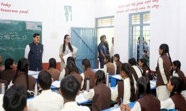मुख्यमंत्री डॉ. यादव लांजी के विद्यालय में मिले विद्यार्थियों से, निभाई शिक्षक की भूमिका