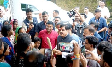 सड़क किनारे खड़ी बहनों और बच्चों को देखकर मुख्यमंत्री डॉ. यादव ने रुकवाई गाड़ी