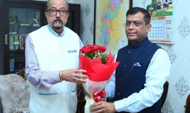राज्यपाल डेका से राज्य निर्वाचन आयुक्त ने सौजन्य भेंट की