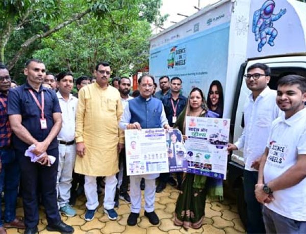 मुख्यमंत्री ने ‘साइंस ऑन व्हील्स’ को दिखाई हरी झंडी, अब स्कूलों तक पहुंचेगी प्रयोगों की चलती-फिरती विज्ञानशाला