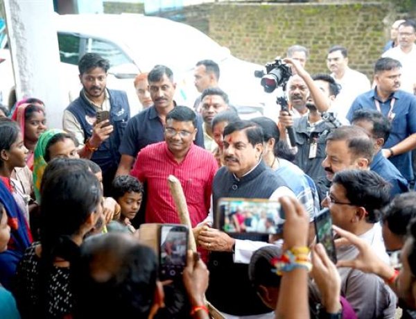 सड़क किनारे खड़ी बहनों और बच्चों को देखकर मुख्यमंत्री डॉ. यादव ने रुकवाई गाड़ी