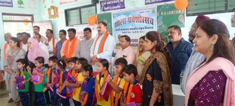 मिशन 100 की शपथ से गूंजा चिरमिरी, 20 बेटियों को साइकिल और 50 पौधों से सजा शिक्षा का उत्सव
