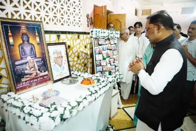मुख्यमंत्री ने कुनकुरी में स्व ज्ञानचंद जैन के निवास पहुंचकर विनम्र श्रद्धांजलि अर्पित की