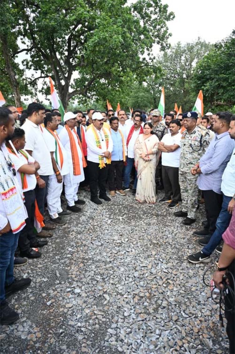 तिरंगा यात्रा के दूसरे दिवस माँ दंतेश्वरी की पूजा-अर्चना कर उप मुख्यमंत्री एवं वन मंत्री ने किया यात्रा का शुभारंभ