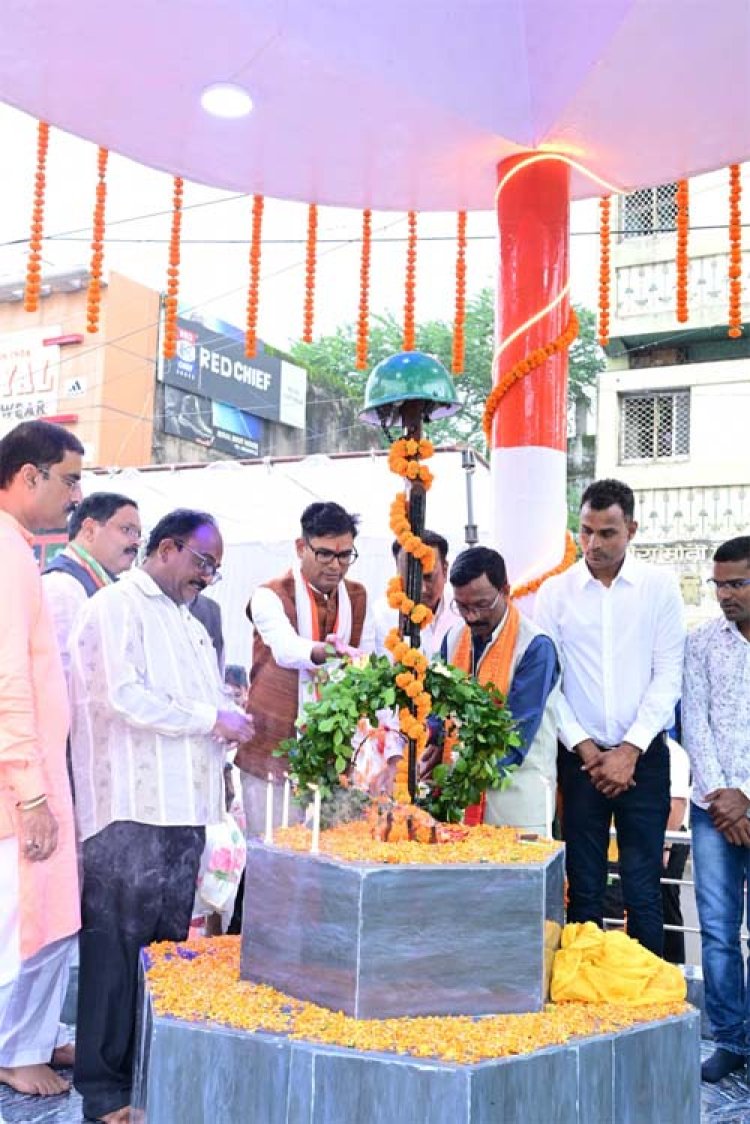 वित्त मंत्री ओपी चौधरी ने शहीद स्मारक पहुंचकर अमर जवानों को दी श्रद्धांजलि
