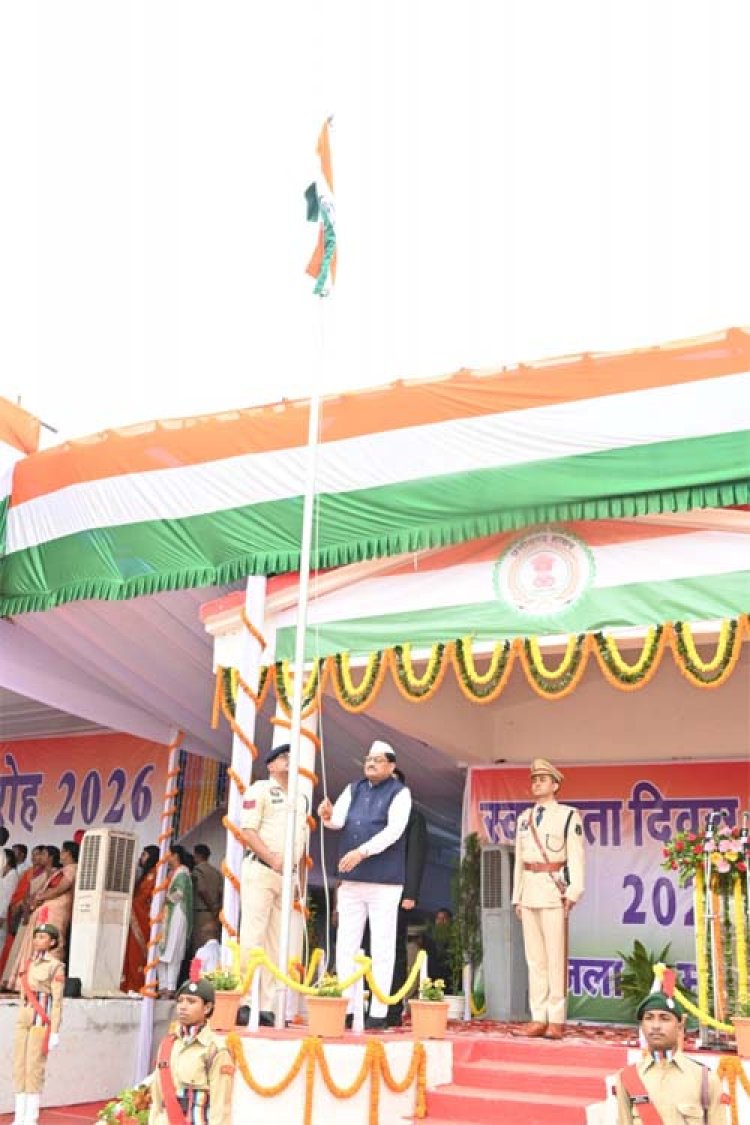 महासमुंद में जिले के प्रभारी एवं खाद्य मंत्री दयालदास बघेल ने किया ध्वजारोहण