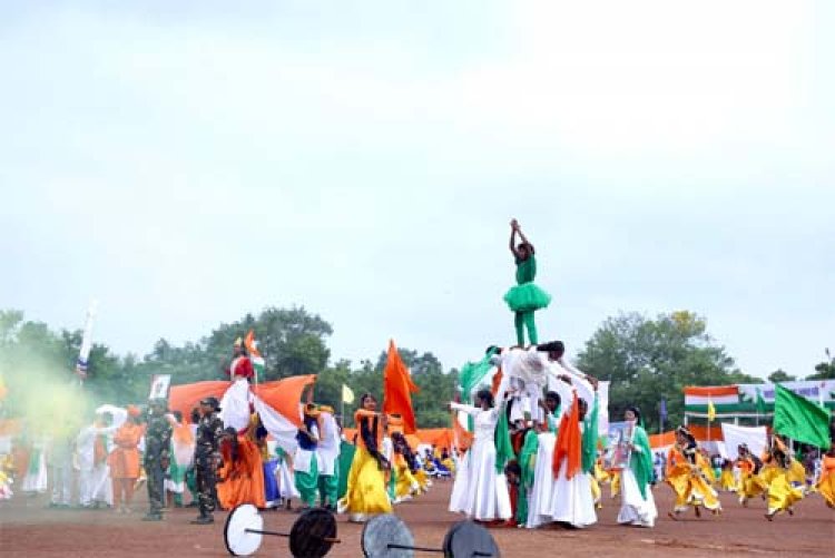 स्वतंत्रता दिवस समारोह: शालेय विद्यार्थियों की सांस्कृतिक प्रस्तुतियों ने बांधा समां