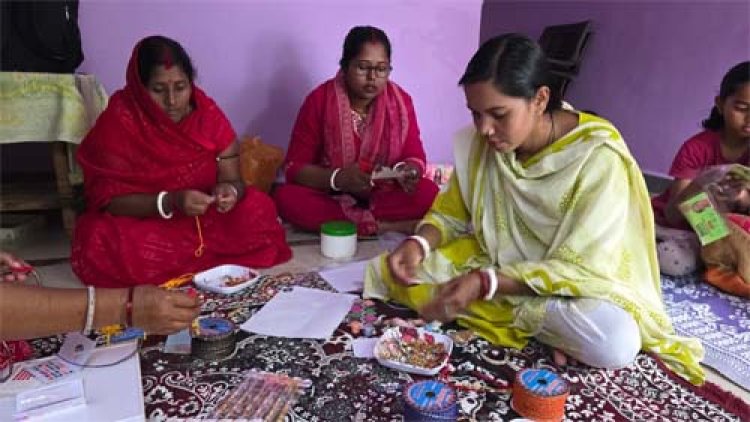 बिहान से कम लागत में राखी निर्माण को मिला नया आयाम, आत्मनिर्भर बन रहीं ग्रामीण महिलाएं