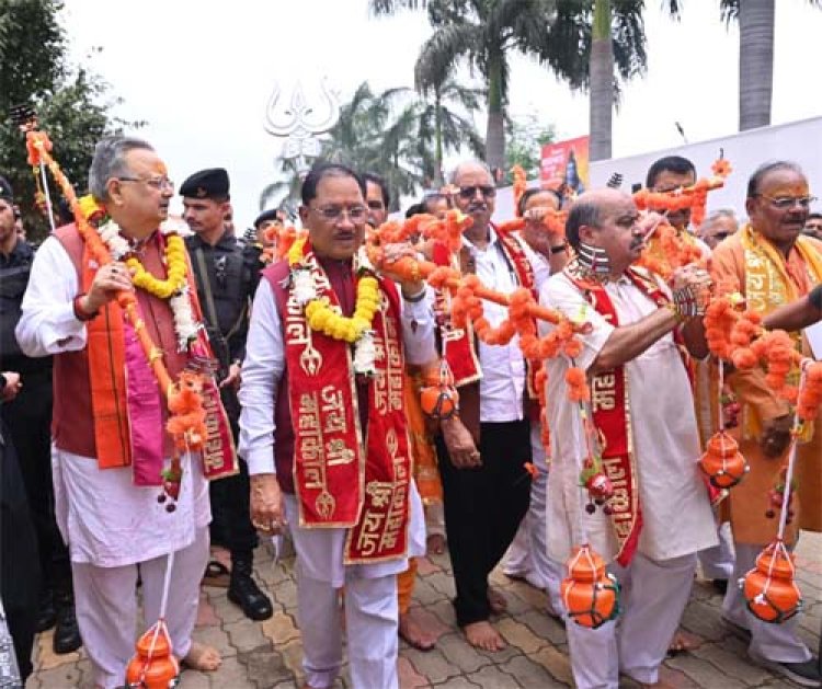 मुख्यमंत्री विष्णु देव साय ने भगवान शिव का रुद्राभिषेक कर प्रदेशवासियों के सुख-समृद्धि और खुशहाली की कामना की