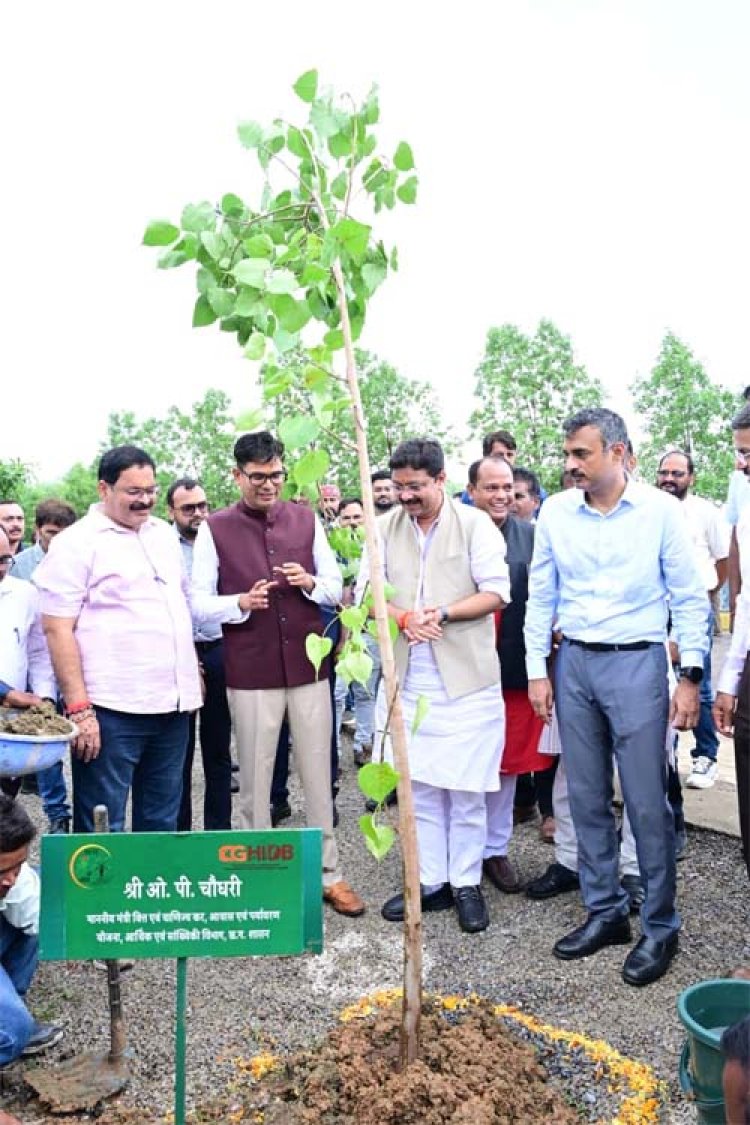 नवा रायपुर को देश की अग्रणी ग्रीनफील्ड सिटी के रूप में विकसित करने पर जोर : आवास एवं पर्यावरण मंत्री ओ.पी. चौधरी