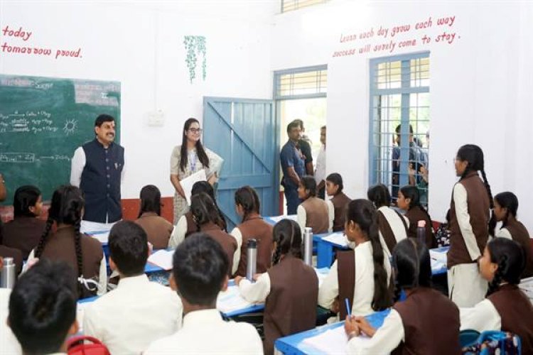 मुख्यमंत्री डॉ. यादव लांजी के विद्यालय में मिले विद्यार्थियों से, निभाई शिक्षक की भूमिका